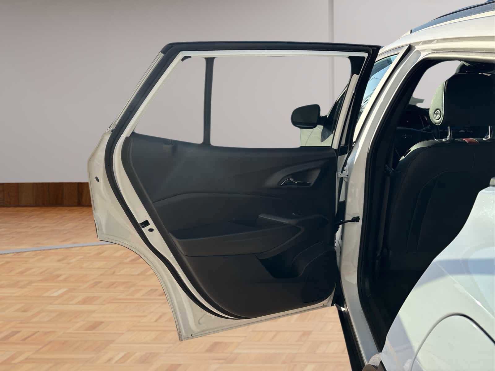 Used 2025 Chevrolet Trax RS w/ Sunroof Package image 11