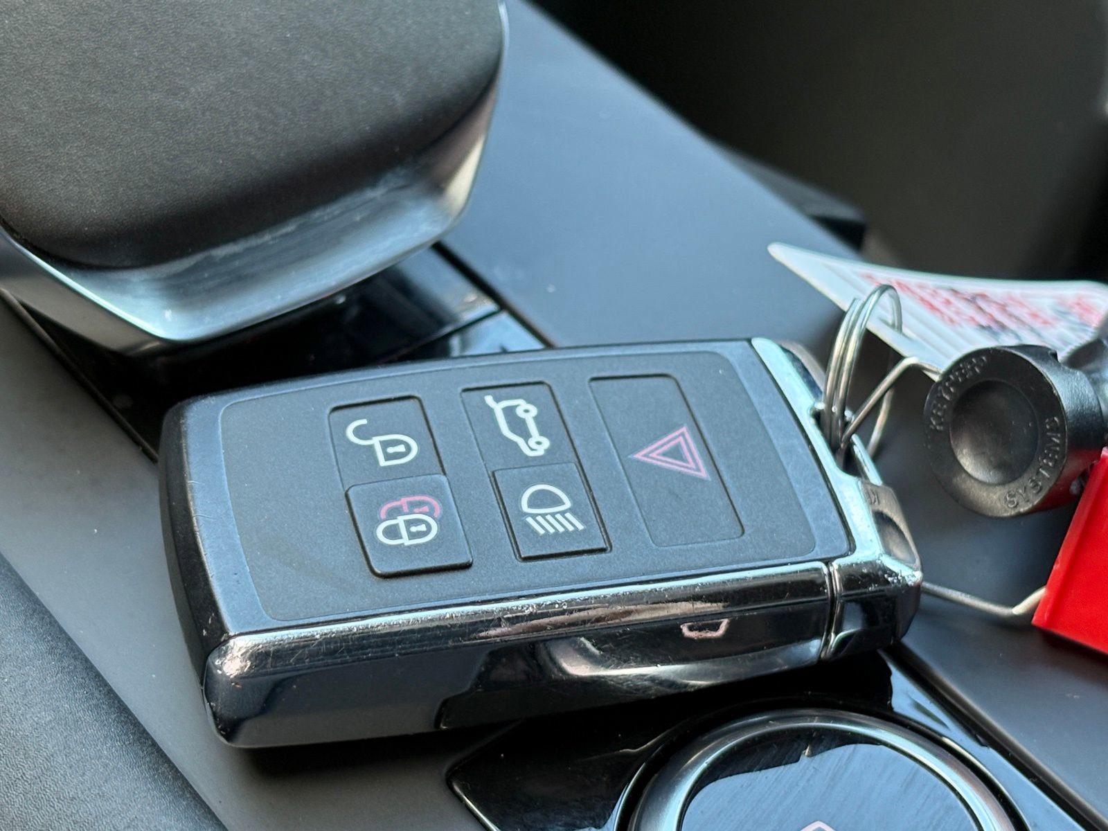 Used 2024 Land Rover Discovery Metropolitan Edition image 47