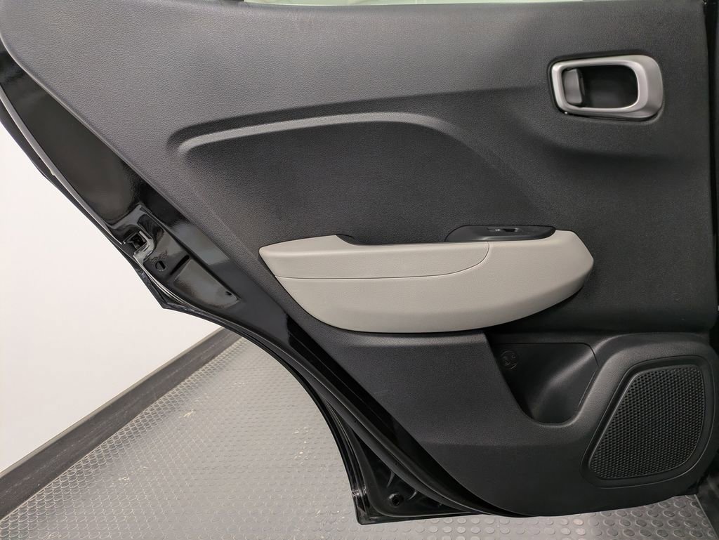 Used 2021 Hyundai Venue SEL w/ Premium Package image 25