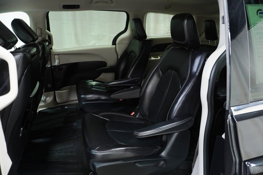 Used 2022 Chrysler Pacifica Touring-L w/ Uconnect Theater Family Group image 14