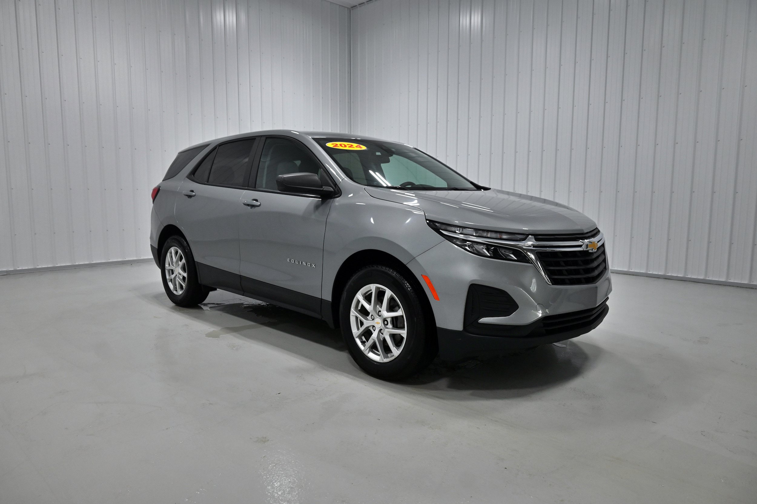 Used 2024 Chevrolet Equinox LS w/ LS Convenience Package FWD image 3