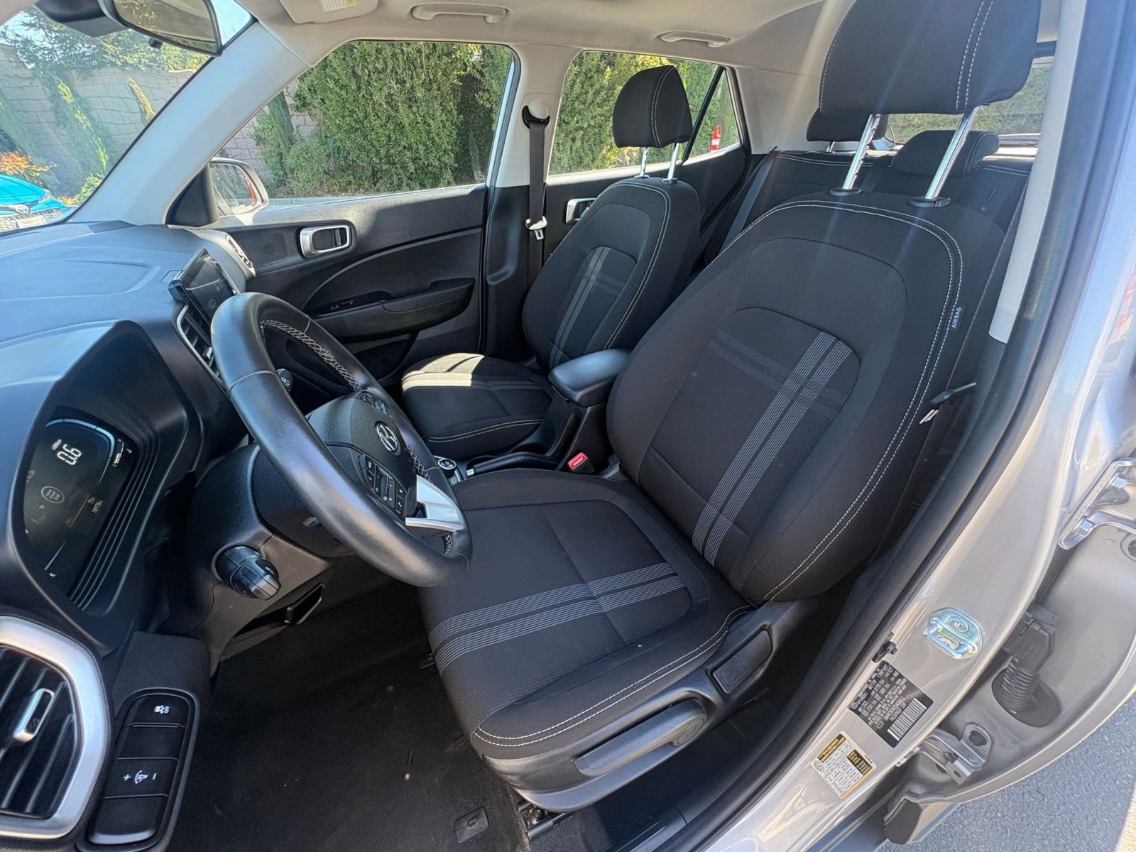 Used 2025 Hyundai Venue SEL image 36