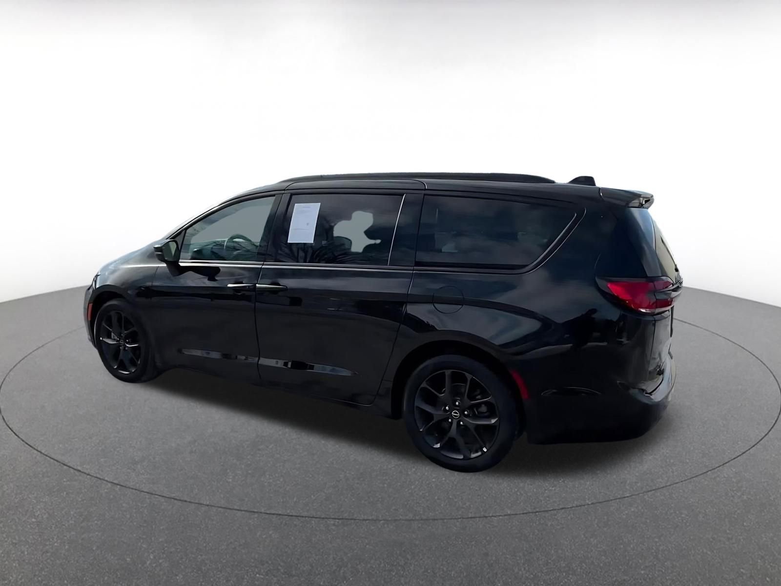 Used 2025 Chrysler Pacifica Limited image 10