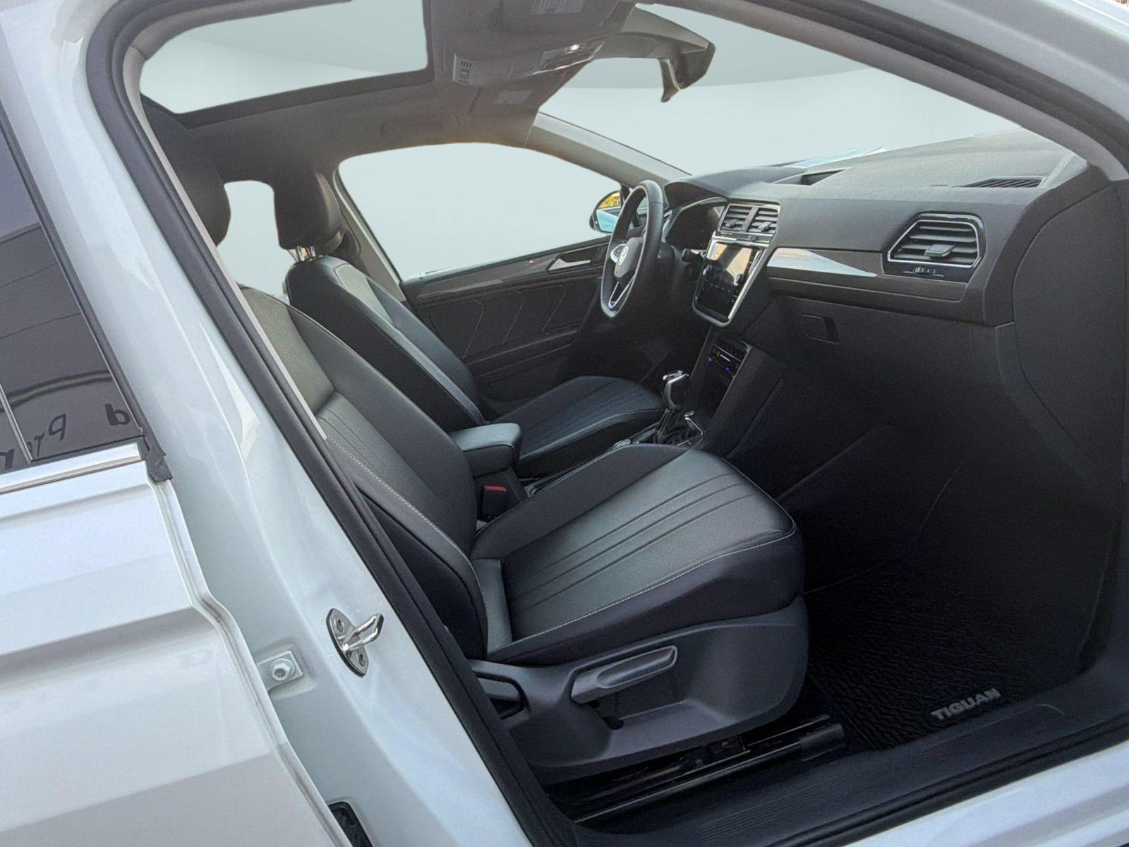 Certified 2023 Volkswagen Tiguan SE w/ Panoramic Sunroof Package AWD/4WD image 23