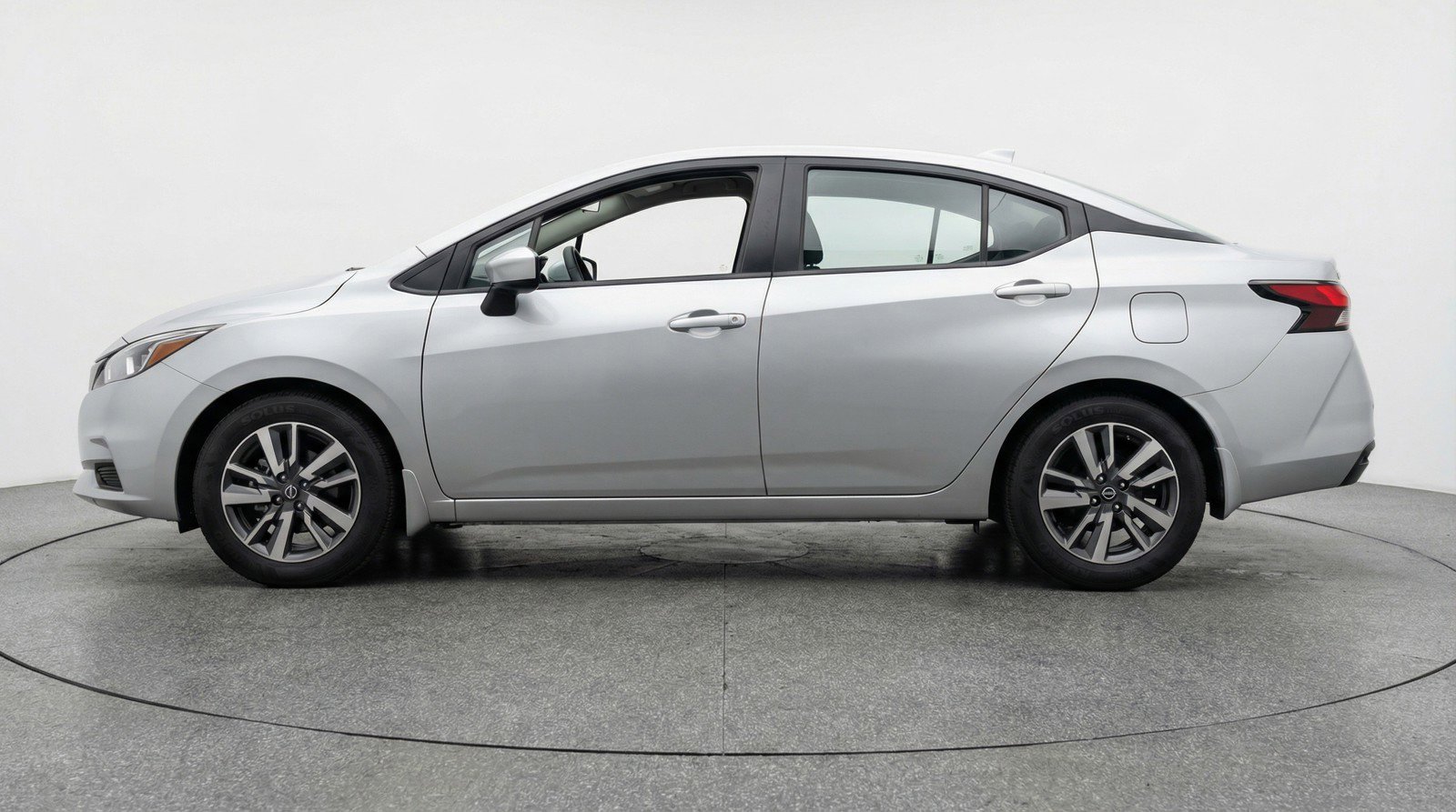 Used 2025 Nissan Versa SV image 5