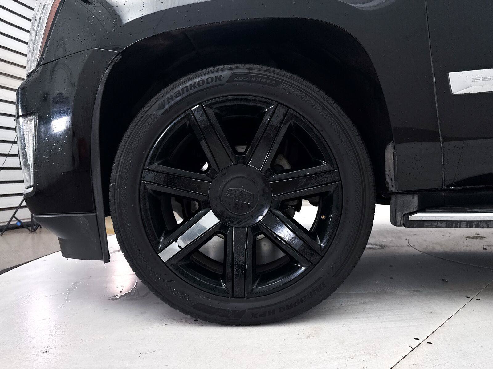 Used 2016 Cadillac Escalade Luxury RWD image 4
