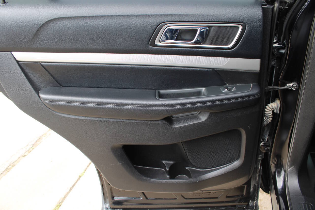 Used 2016 Ford Explorer XLT w/ Equipment Group 202A AWD/4WD image 14