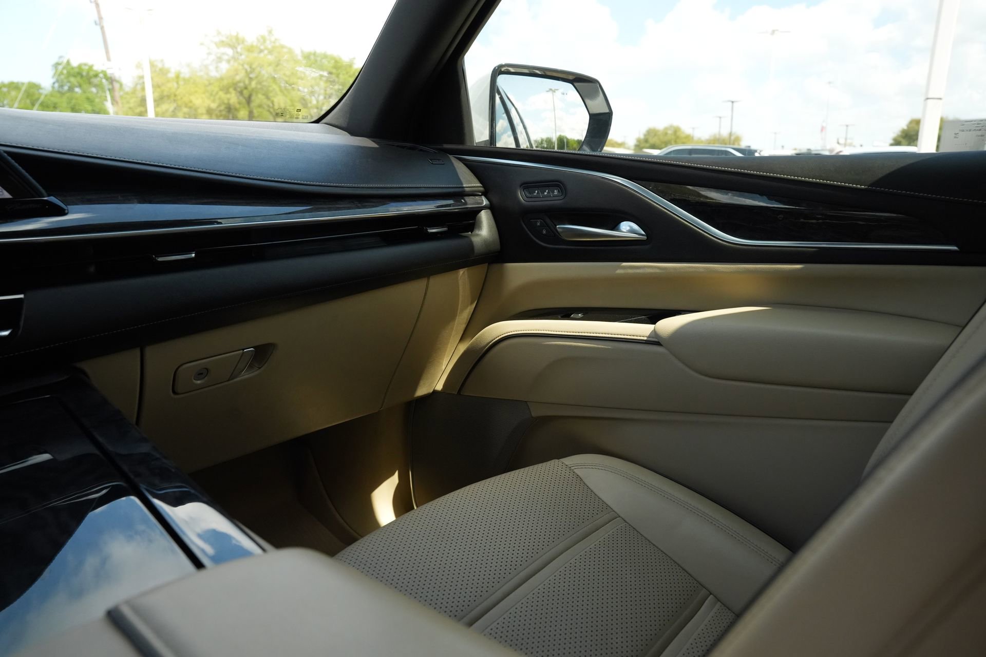Used 2021 Cadillac Escalade ESV Premium Luxury AWD/4WD image 8
