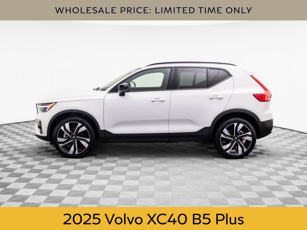 Used 2025 Volvo XC40 B5 Plus image 2