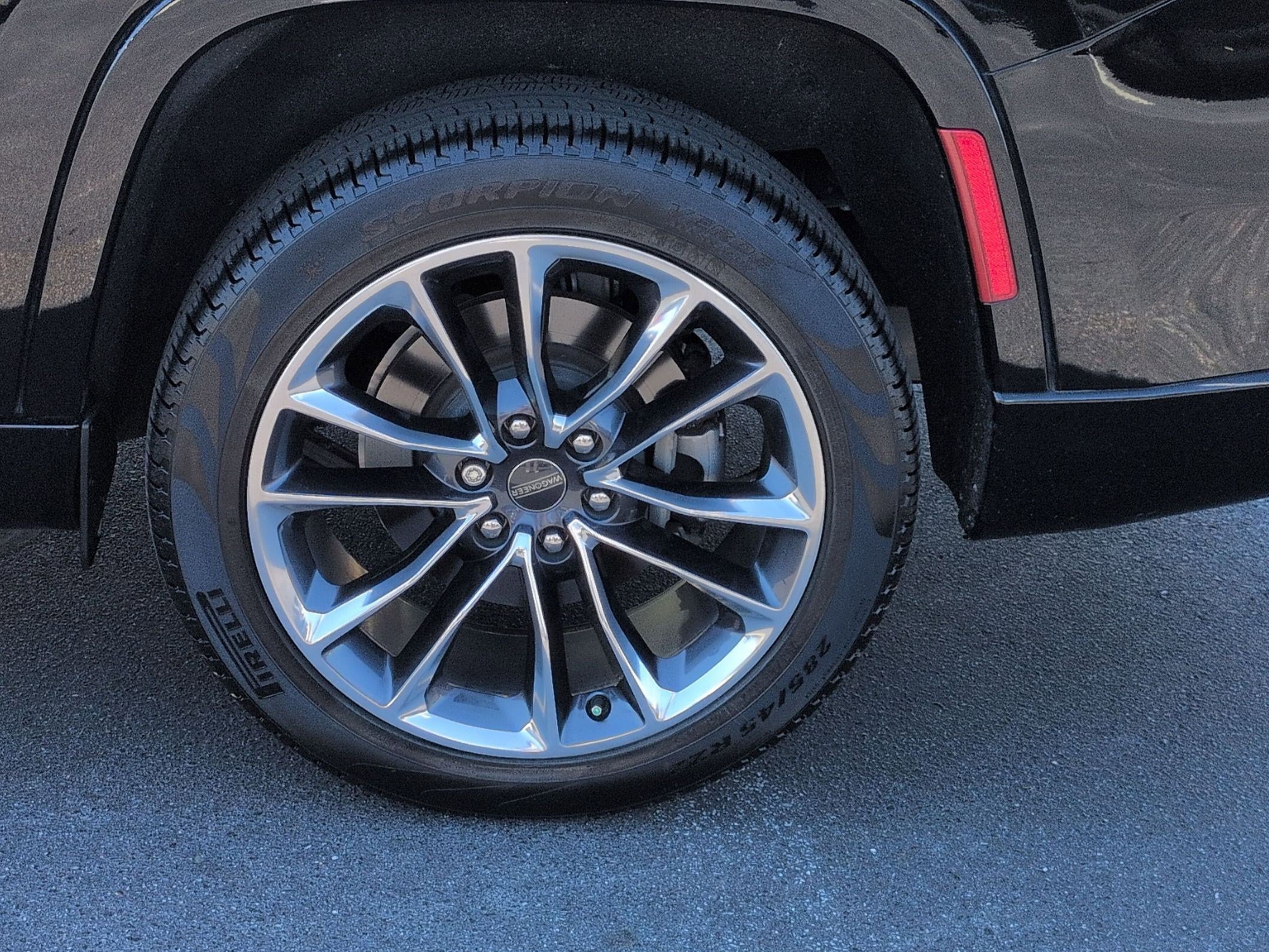 Certified 2024 Jeep Wagoneer L Series II w/ Premium Group I image 9