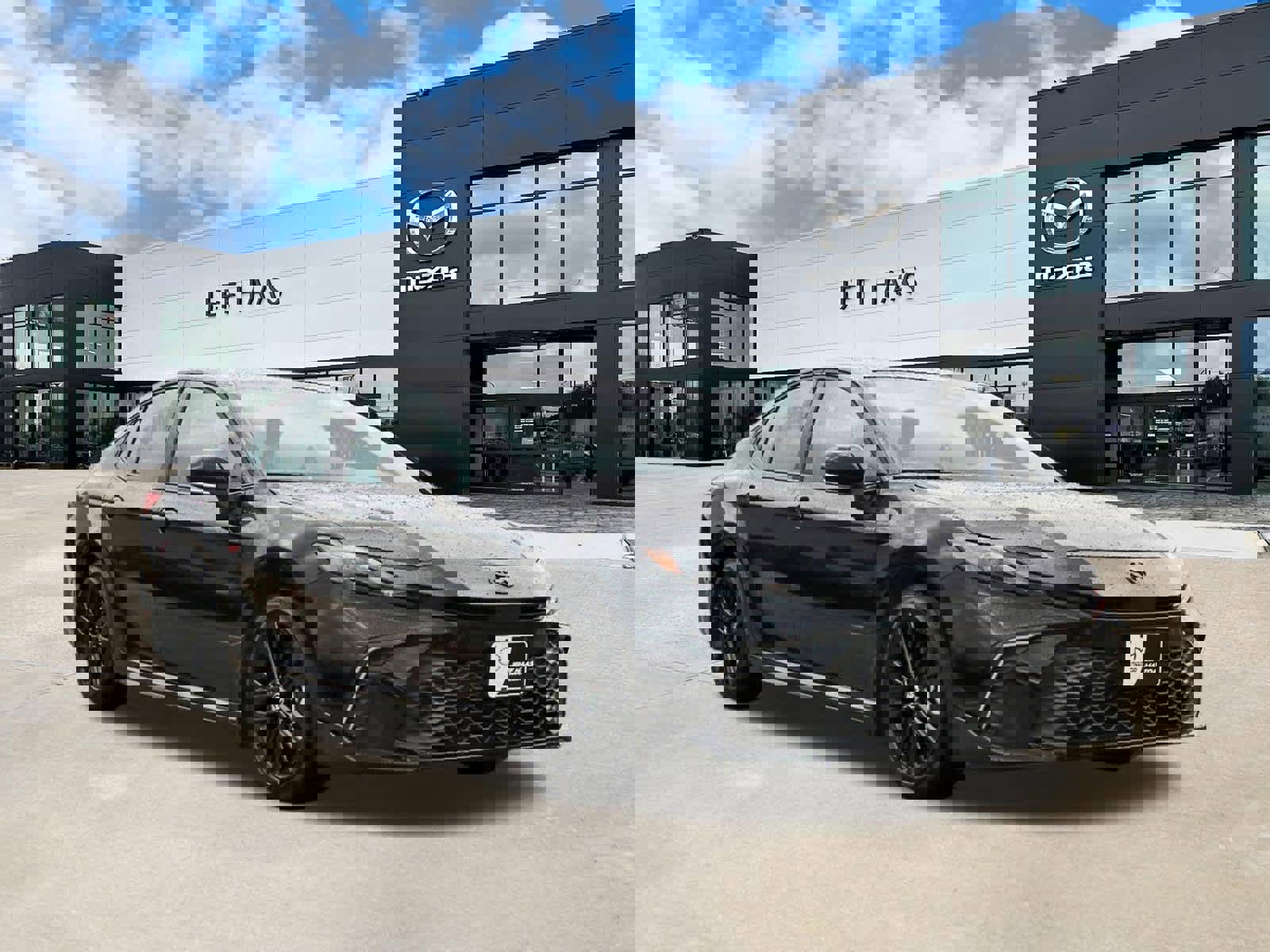 Used 2025 Toyota Camry SE w/ Convenience Package image 4