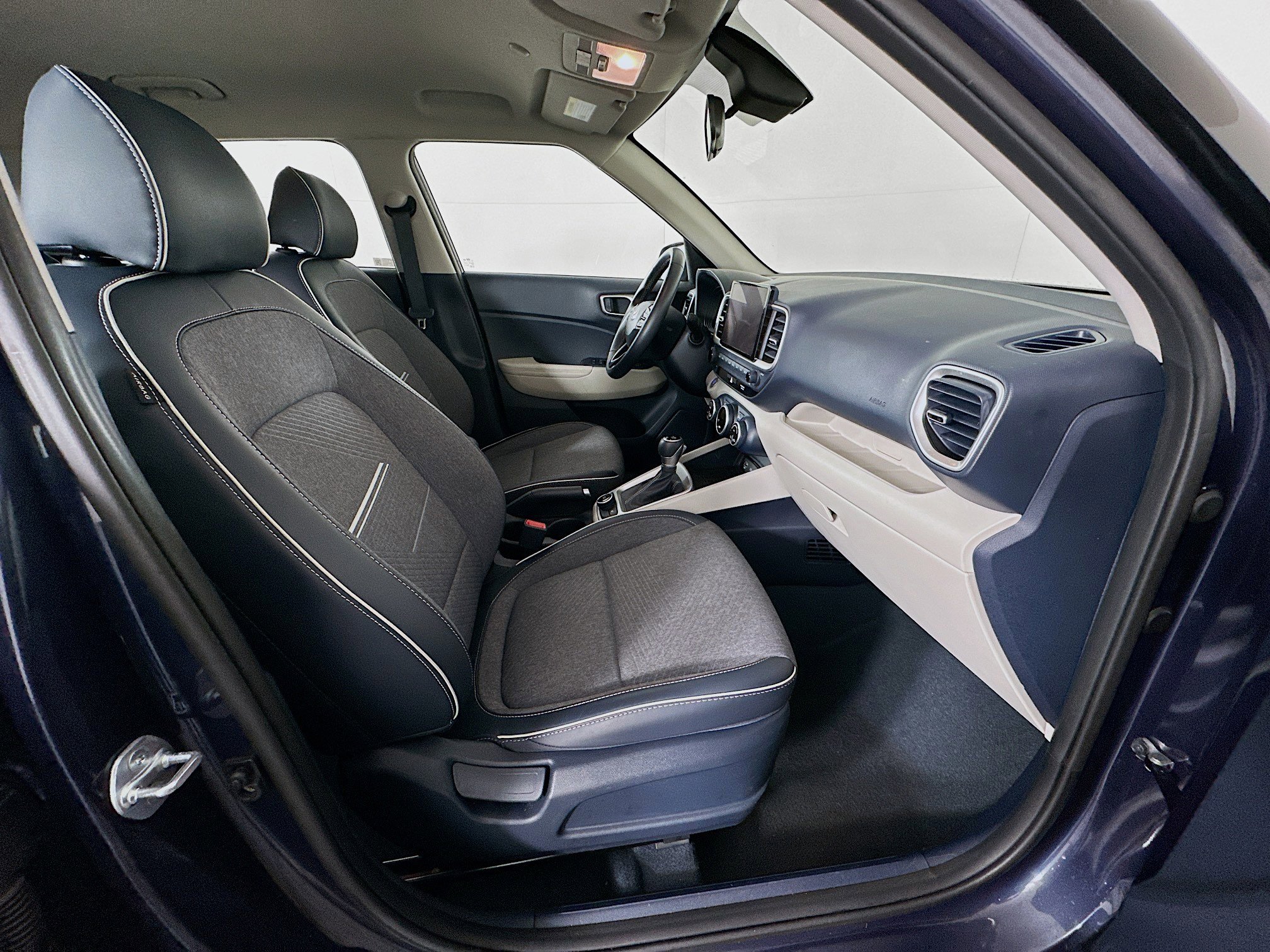 Used 2024 Hyundai Venue Limited image 31