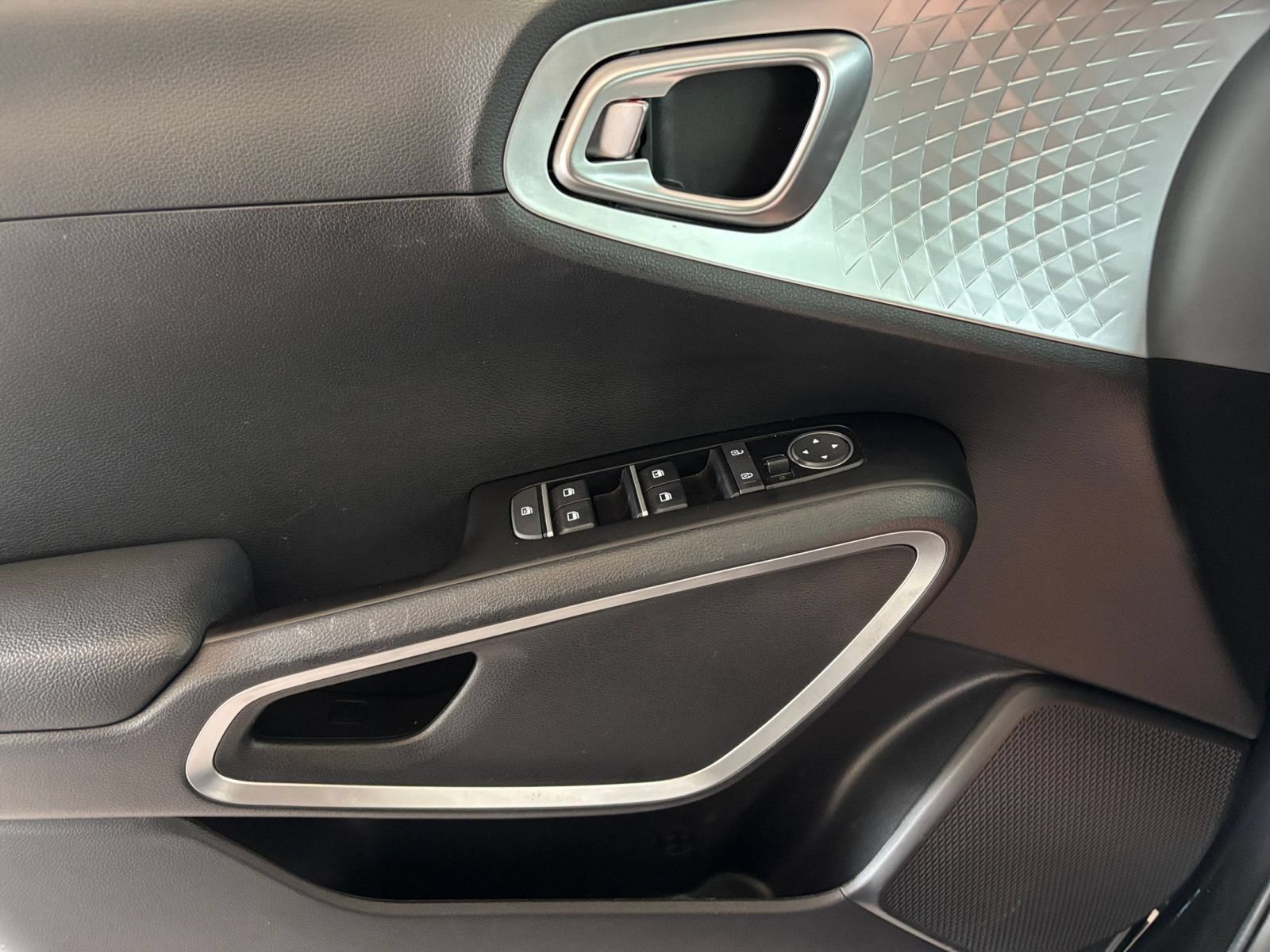 Used 2025 Kia Soul LX w/ LX Technology Package FWD image 18