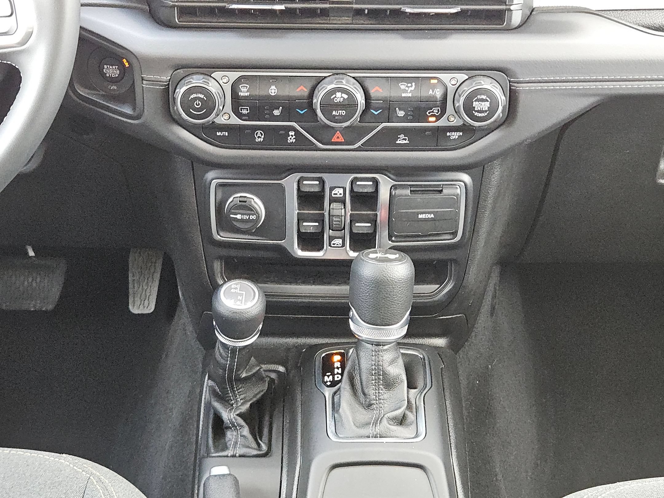 Used 2025 Jeep Wrangler Unlimited Sahara AWD/4WD image 19