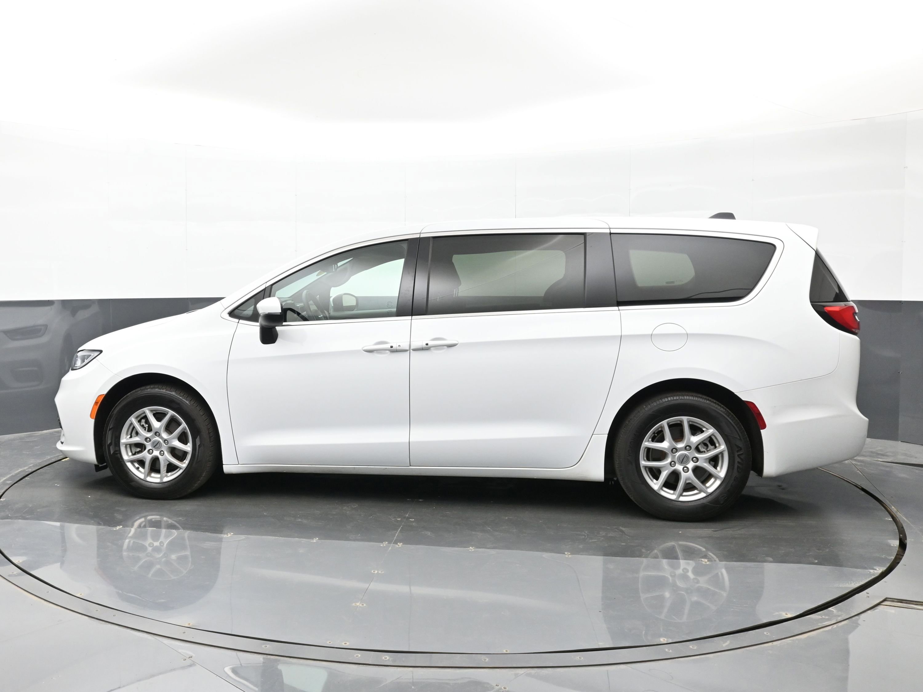 Used 2023 Chrysler Pacifica Touring FWD image 9