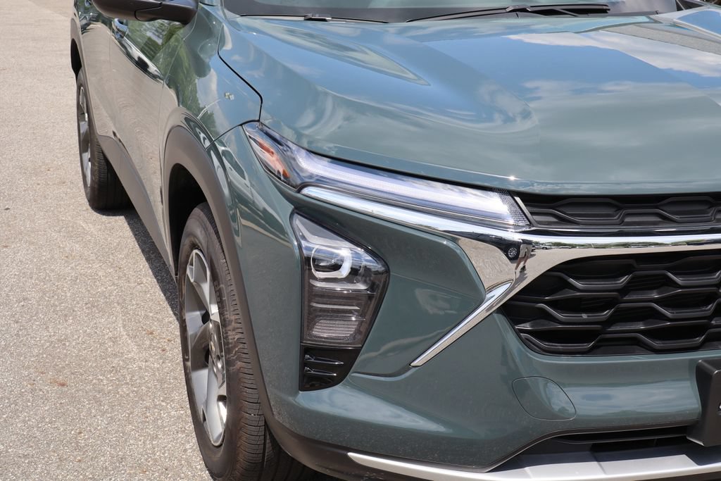 Used 2025 Chevrolet Trax LT w/ Driver Confidence Package FWD image 4