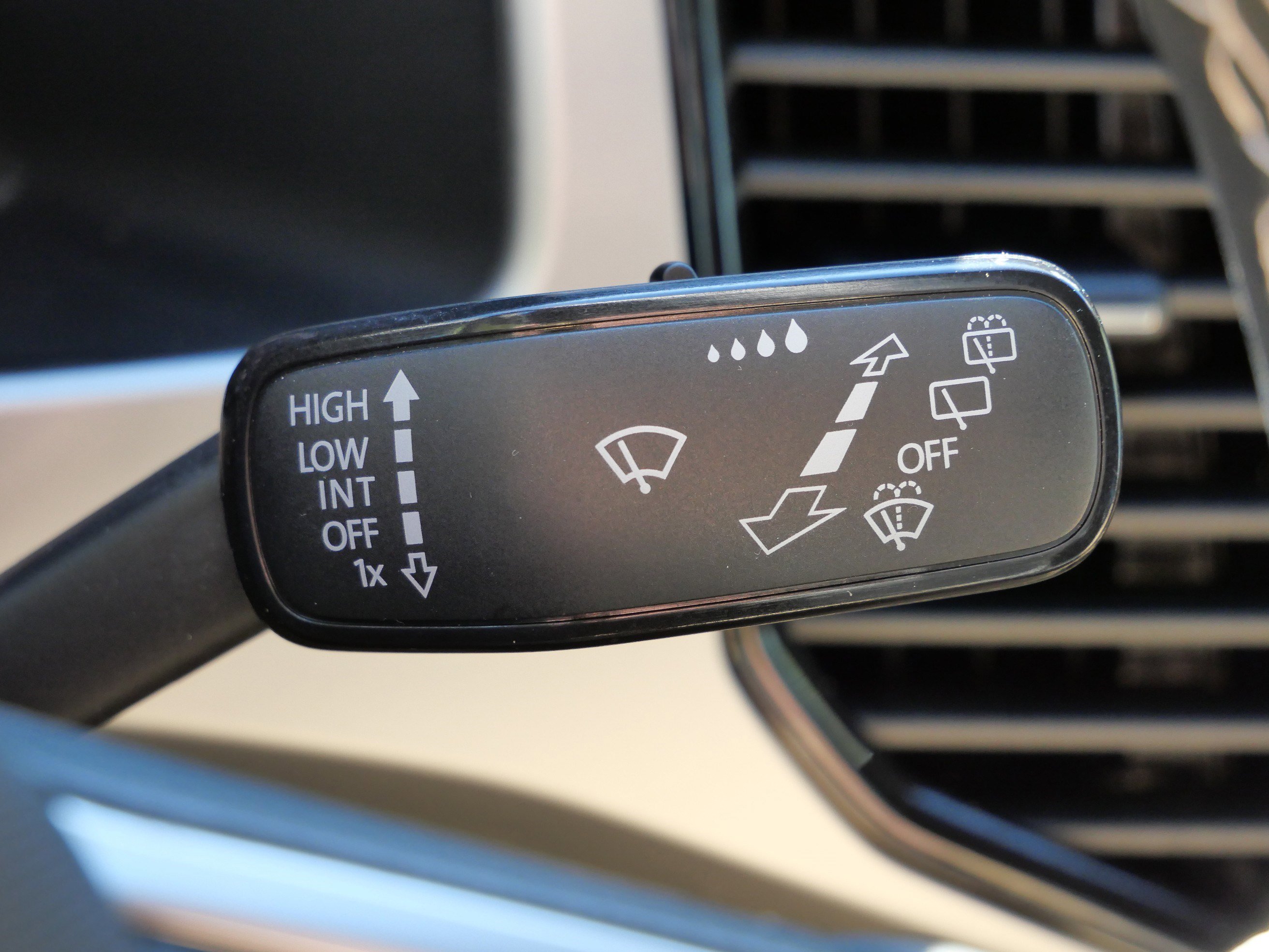 Certified 2022 Volkswagen Atlas Cross Sport SE image 33