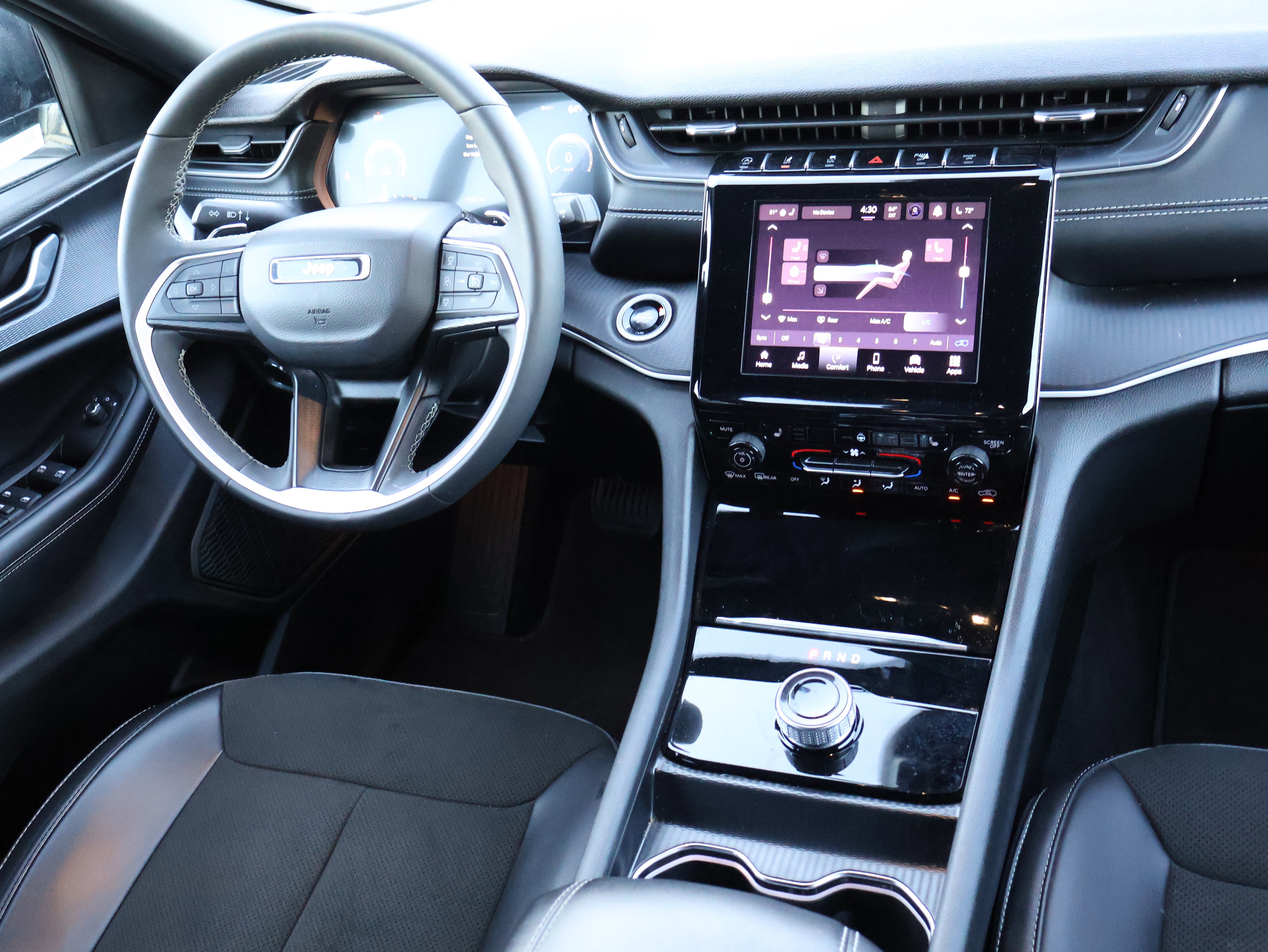 Used 2025 Jeep Grand Cherokee Altitude AWD/4WD image 15