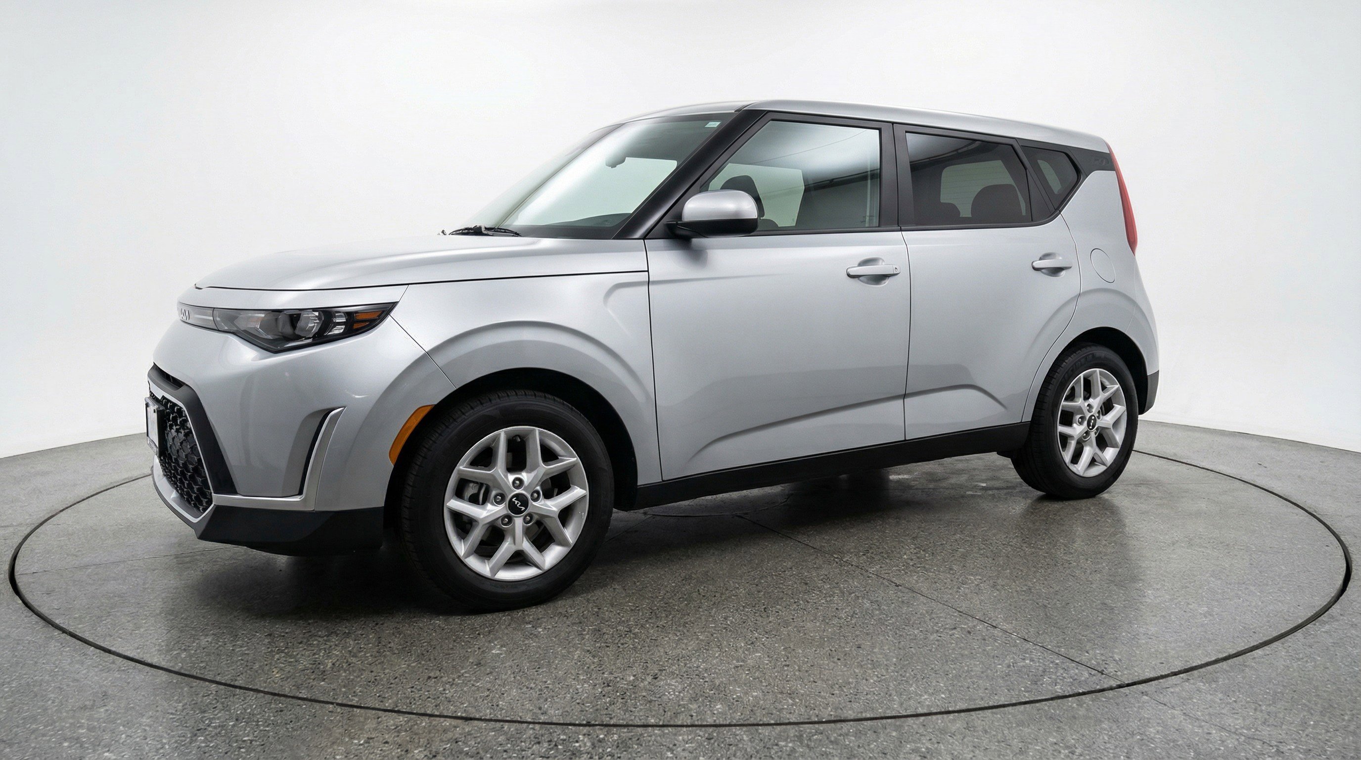 Used 2025 Kia Soul LX w/ LX Technology Package FWD image 3