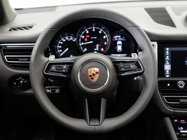 Certified 2025 Porsche Macan image 13