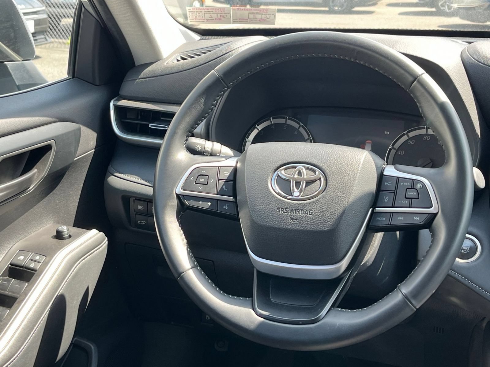 Used 2025 Toyota Highlander LE FWD image 29
