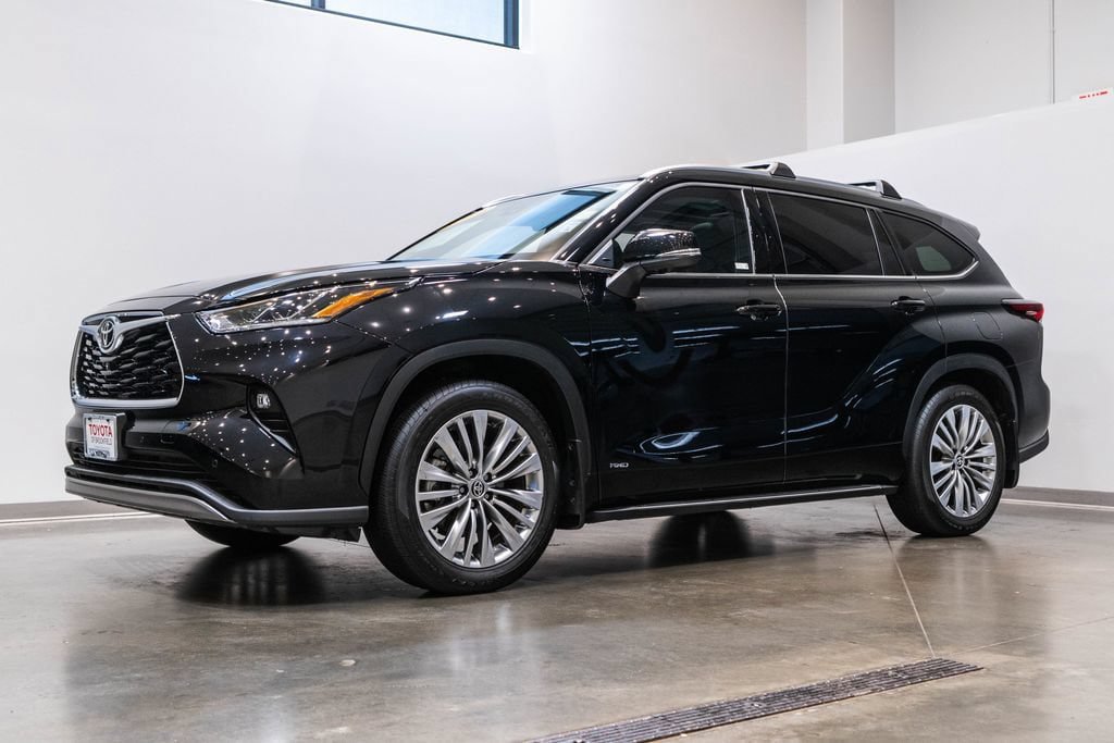Certified 2026 Toyota Highlander Platinum AWD/4WD image 3