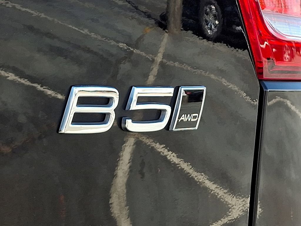 Used 2024 Volvo XC40 B5 Plus image 34