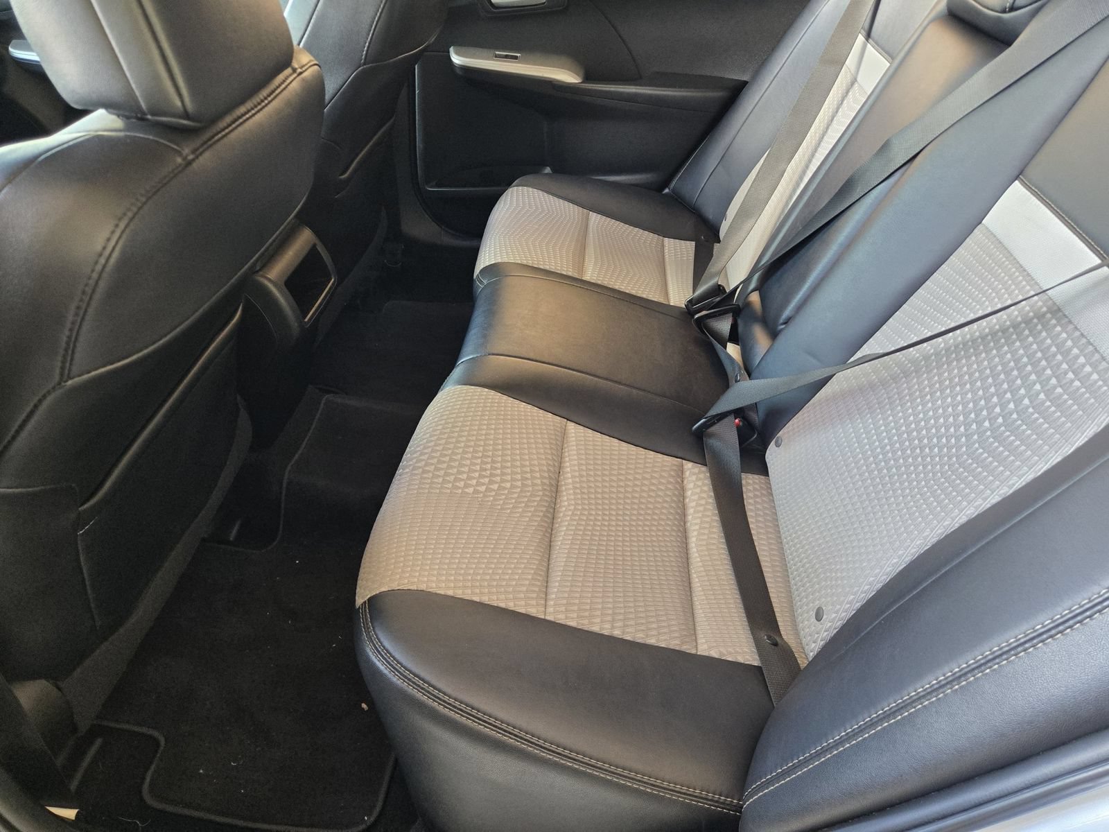 Used 2014 Toyota Camry SE FWD image 29