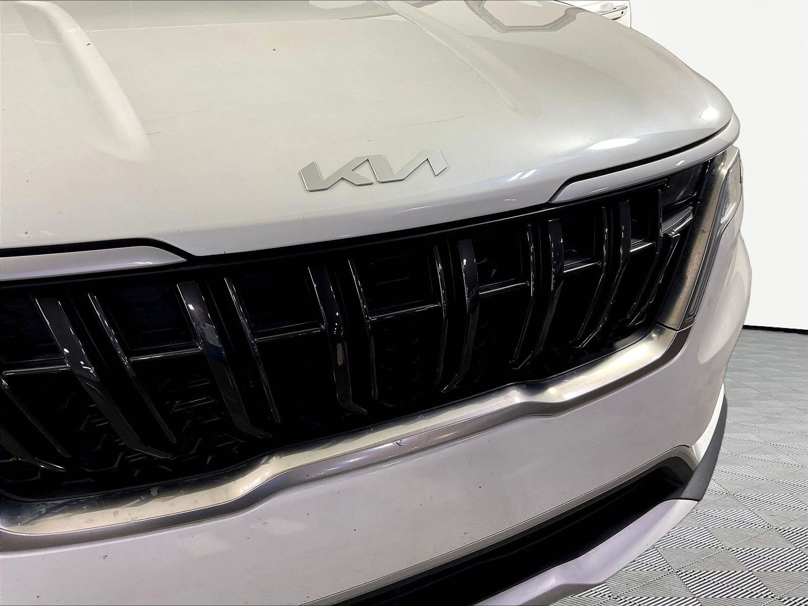 Used 2023 Kia Carnival LX FWD image 33