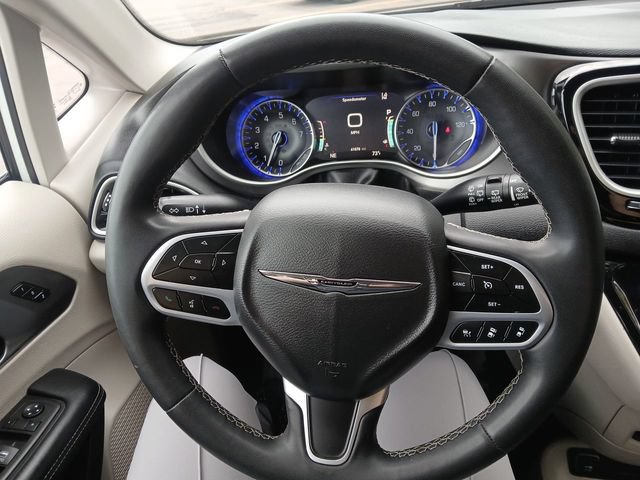 Used 2023 Chrysler Pacifica Touring-L FWD image 15