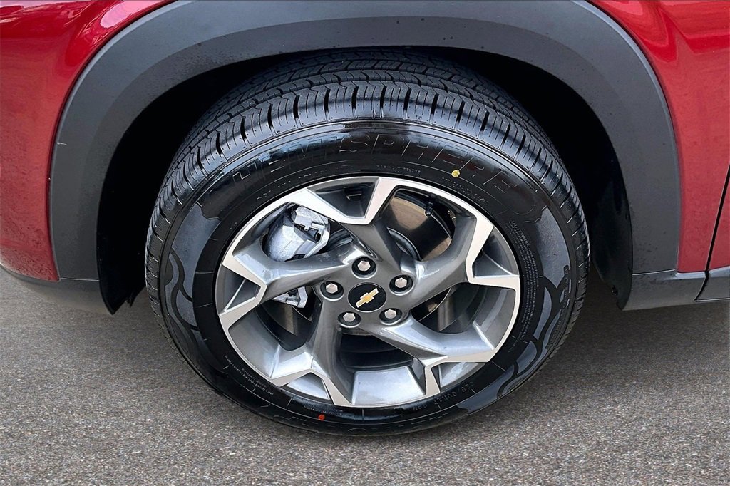 Used 2024 Chevrolet Trax LT w/ Sunroof Package image 32