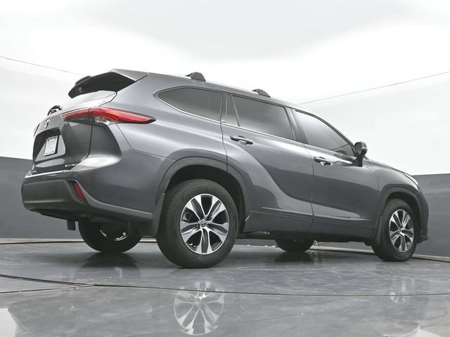 Used 2022 Toyota Highlander XLE AWD/4WD image 45