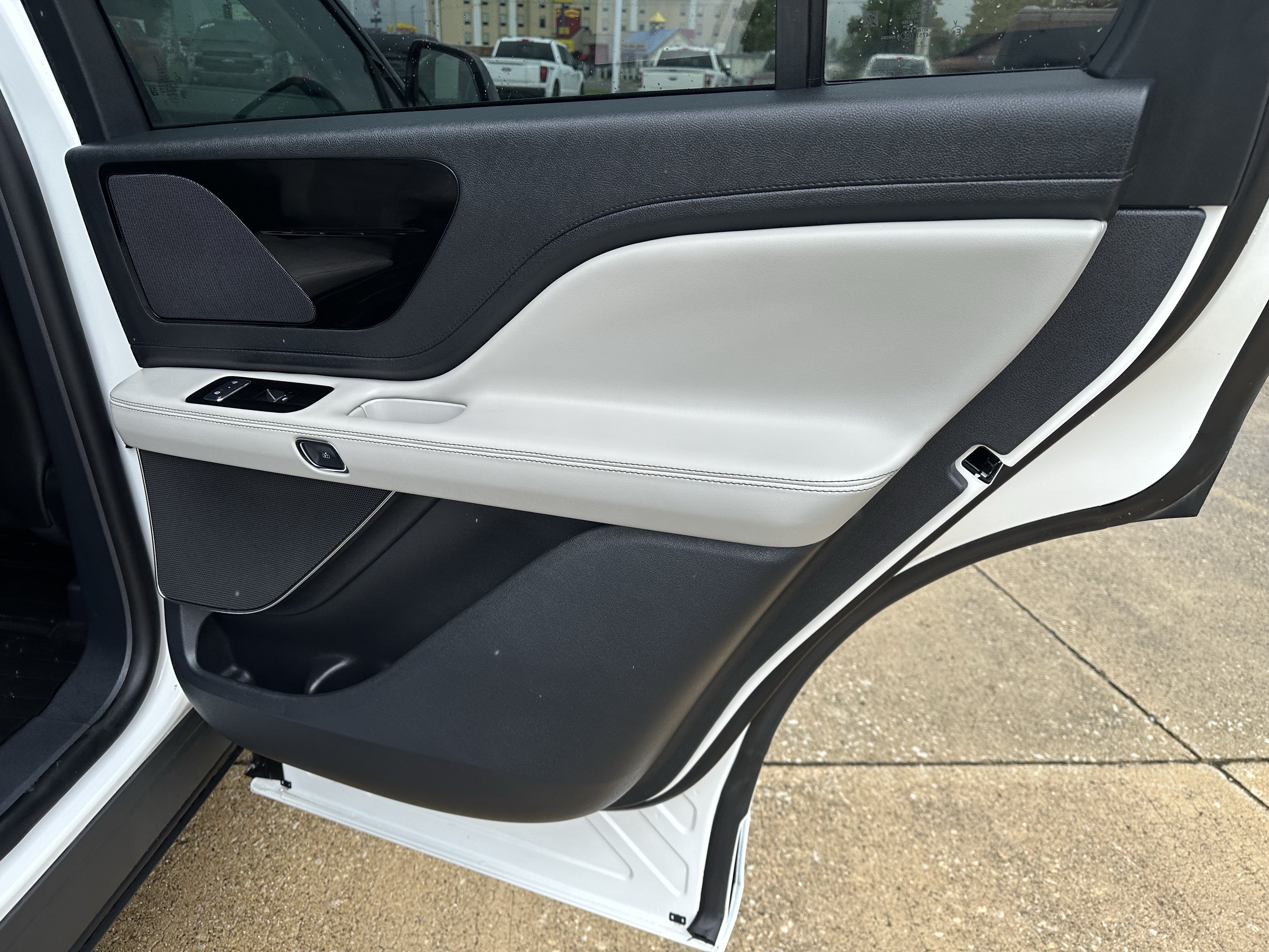 Used 2026 Lincoln Aviator AWD w/ Jet Appearance Package image 12