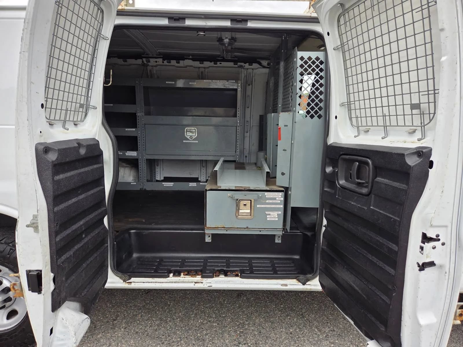 Used 2014 Chevrolet Express 3500 w/ Chrome Appearance Package RWD image 15