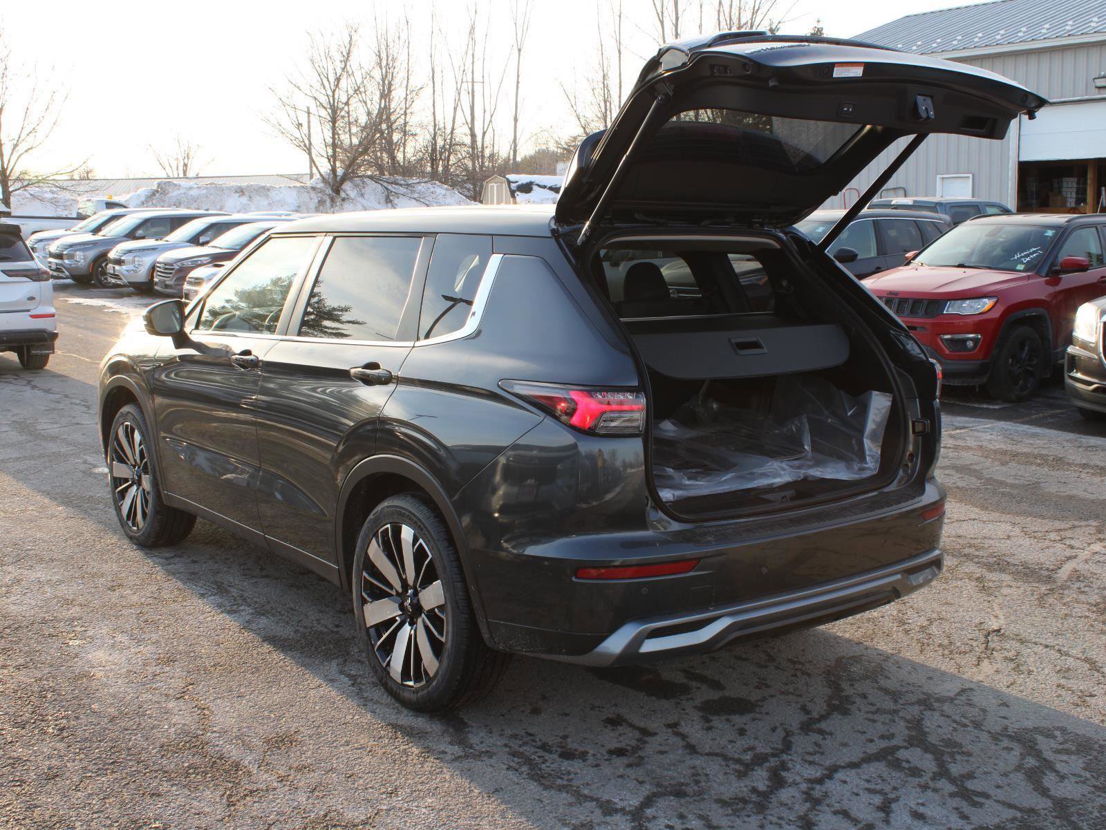 New 2026 Mitsubishi Outlander SE image 7