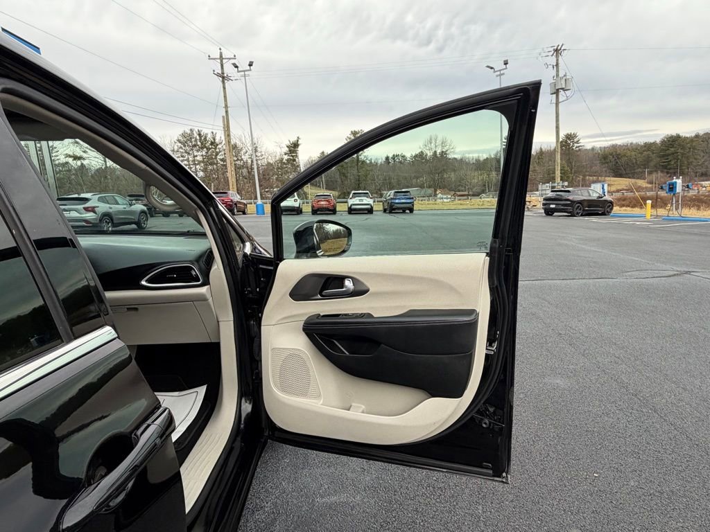 Used 2024 Chrysler Pacifica Touring-L image 27