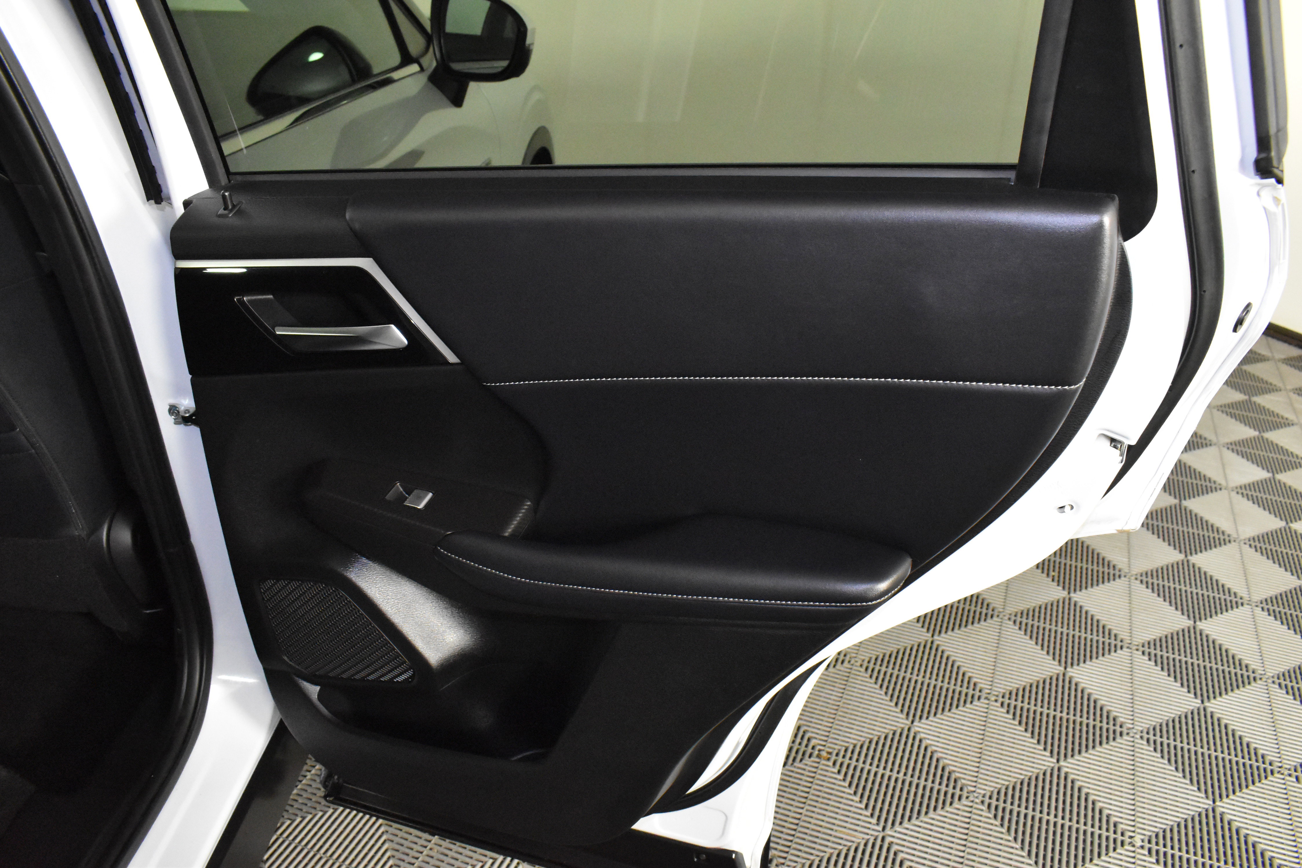 Used 2024 Mitsubishi Outlander SE image 42