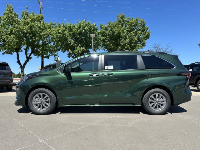 New 2026 Toyota Sienna XLE FWD image 2