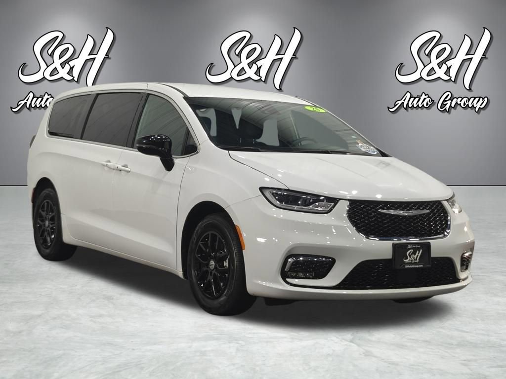 Used 2025 Chrysler Pacifica Select image 2