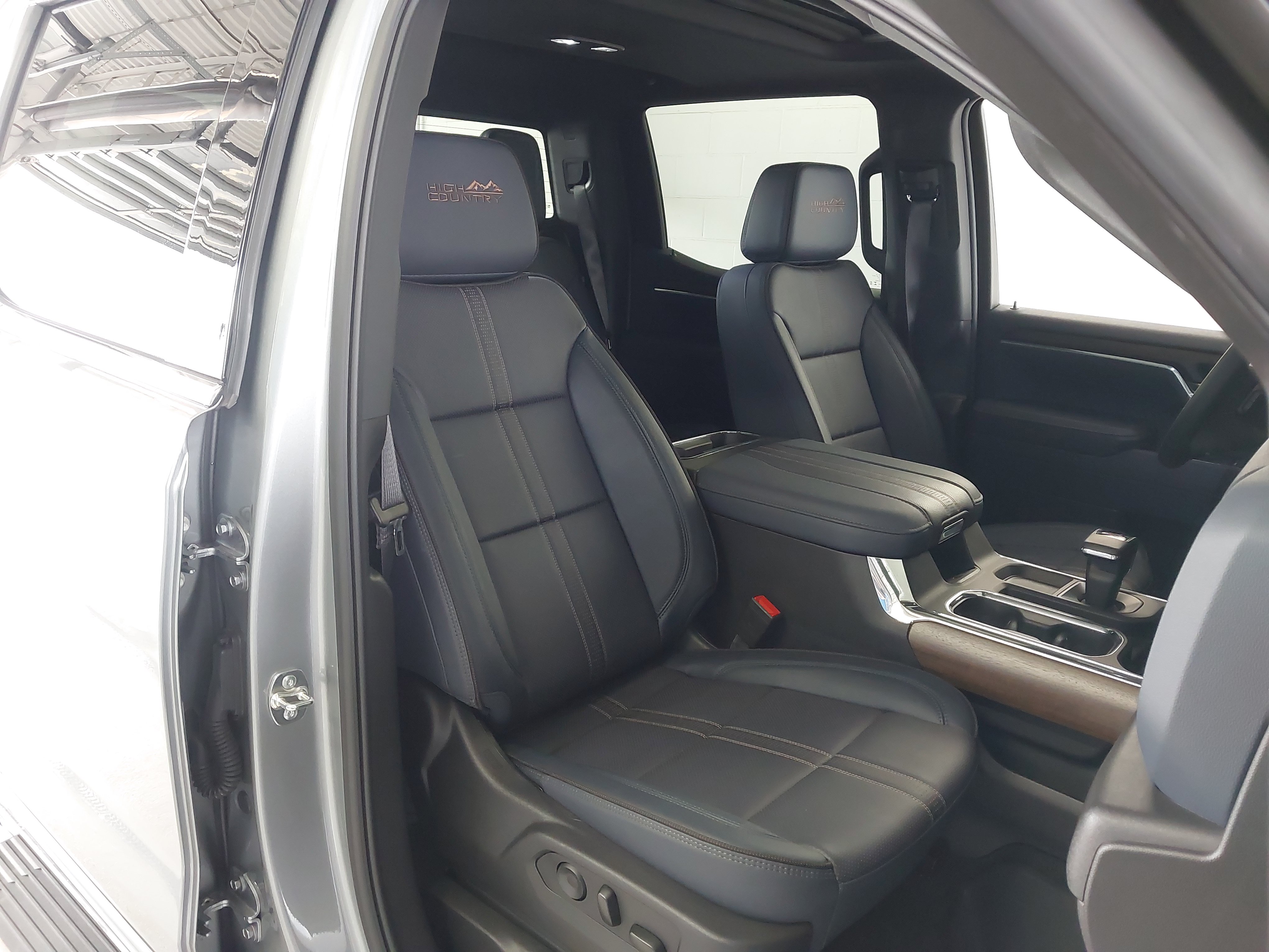 Used 2025 Chevrolet Silverado 1500 High Country w/ High Country Premium Package AWD/4WD image 28