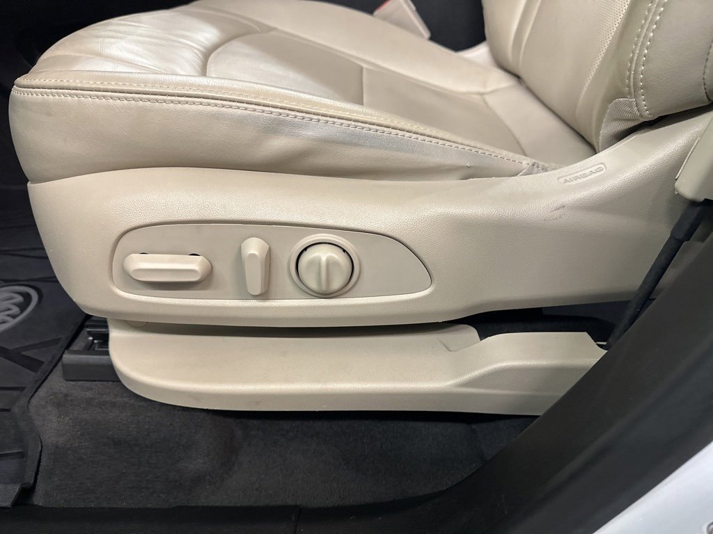 Used 2020 Buick Enclave Essence image 11