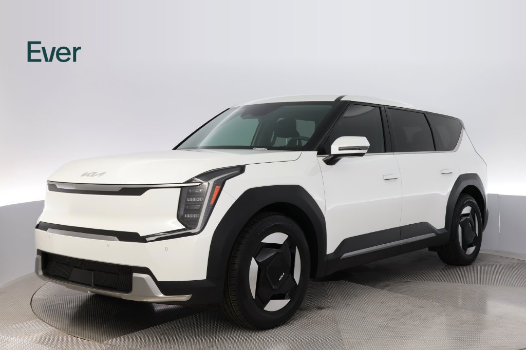 Used 2024 Kia EV9 Light Long Range RWD image 2