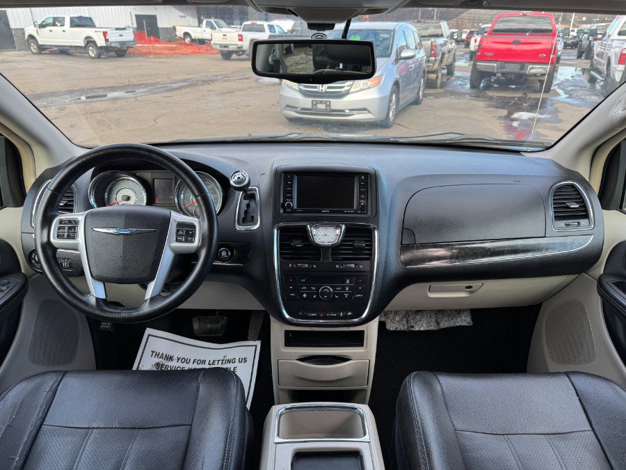 Used 2014 Chrysler Town & Country Touring-L w/ Driver Convenience Group image 22