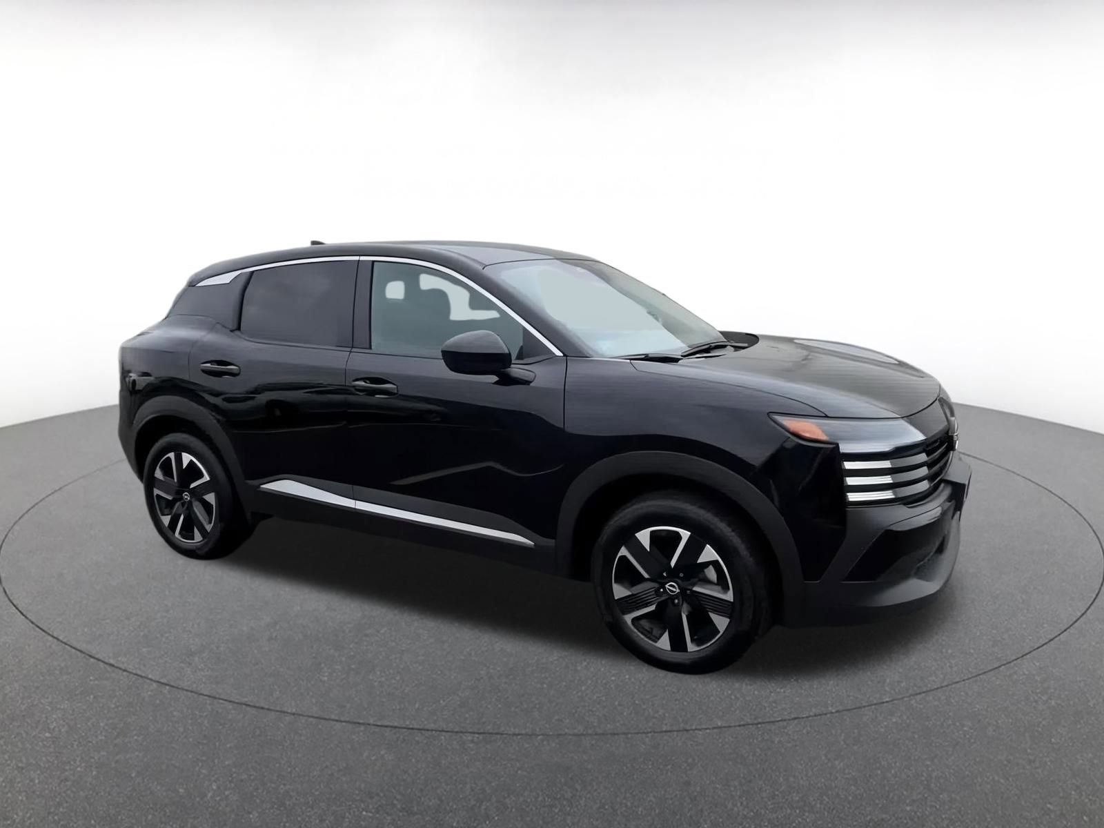 Used 2025 Nissan Kicks SV image 2