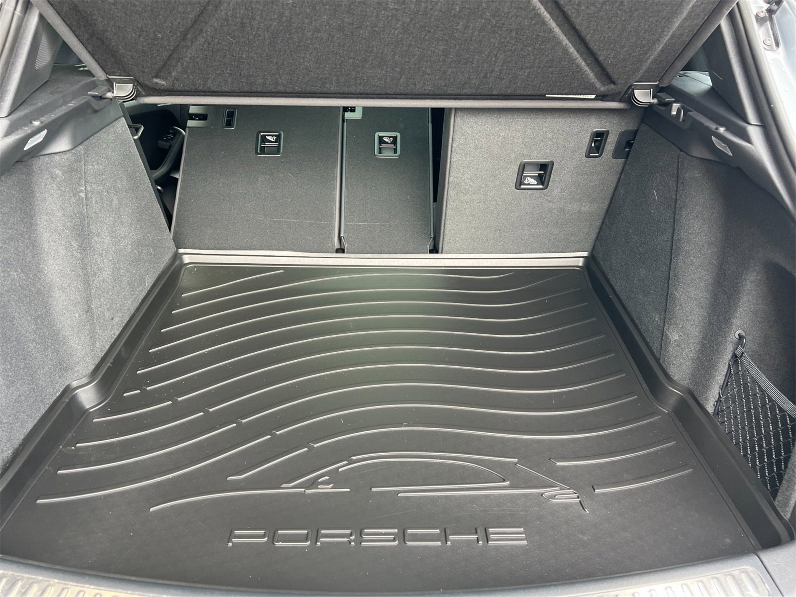 Used 2025 Porsche Macan image 17