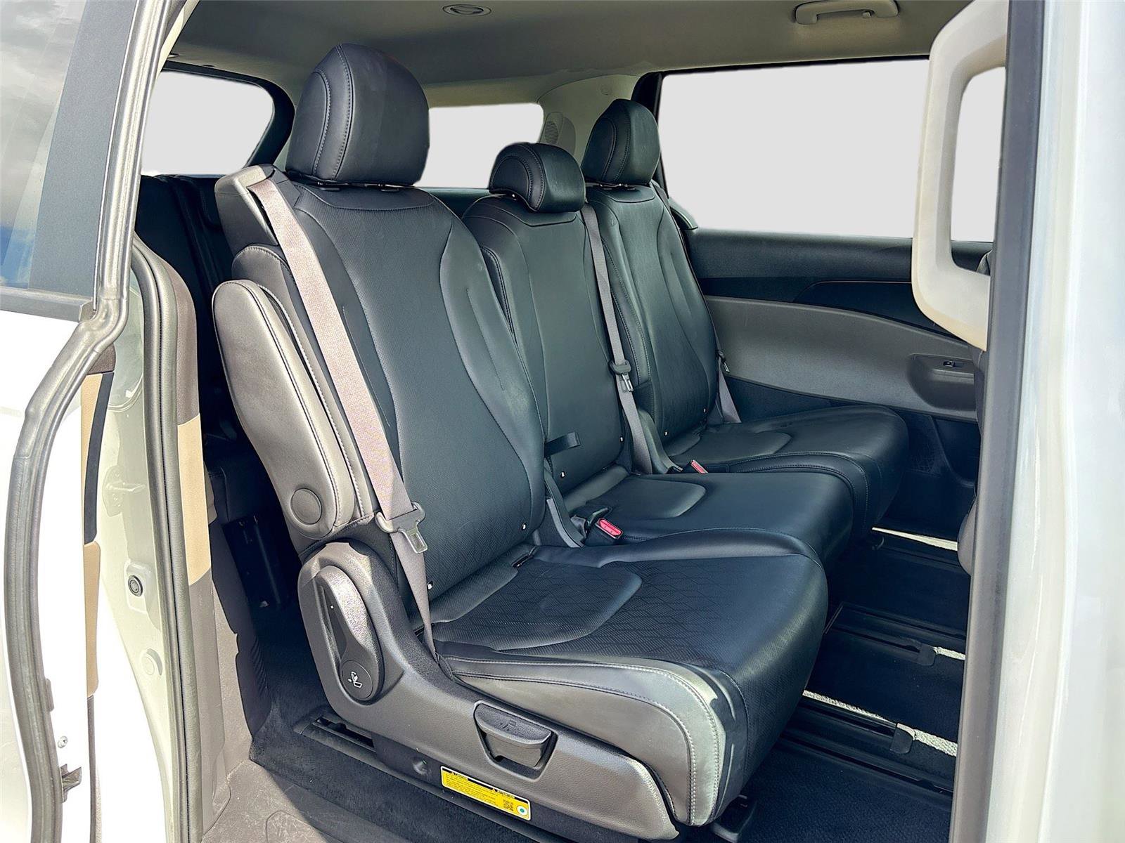 Used 2025 Kia Carnival FWD image 28