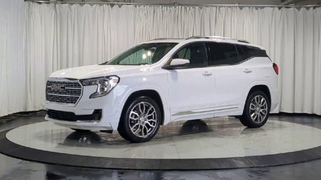 Used 2023 GMC Terrain Denali w/ Denali Premium Package AWD/4WD image 5