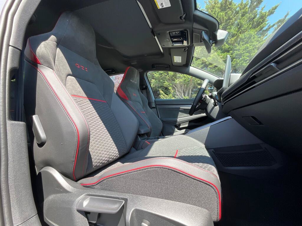 New 2026 Volkswagen GTI SE FWD image 12
