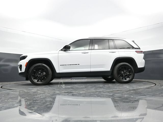 Used 2025 Jeep Grand Cherokee Altitude AWD/4WD image 46