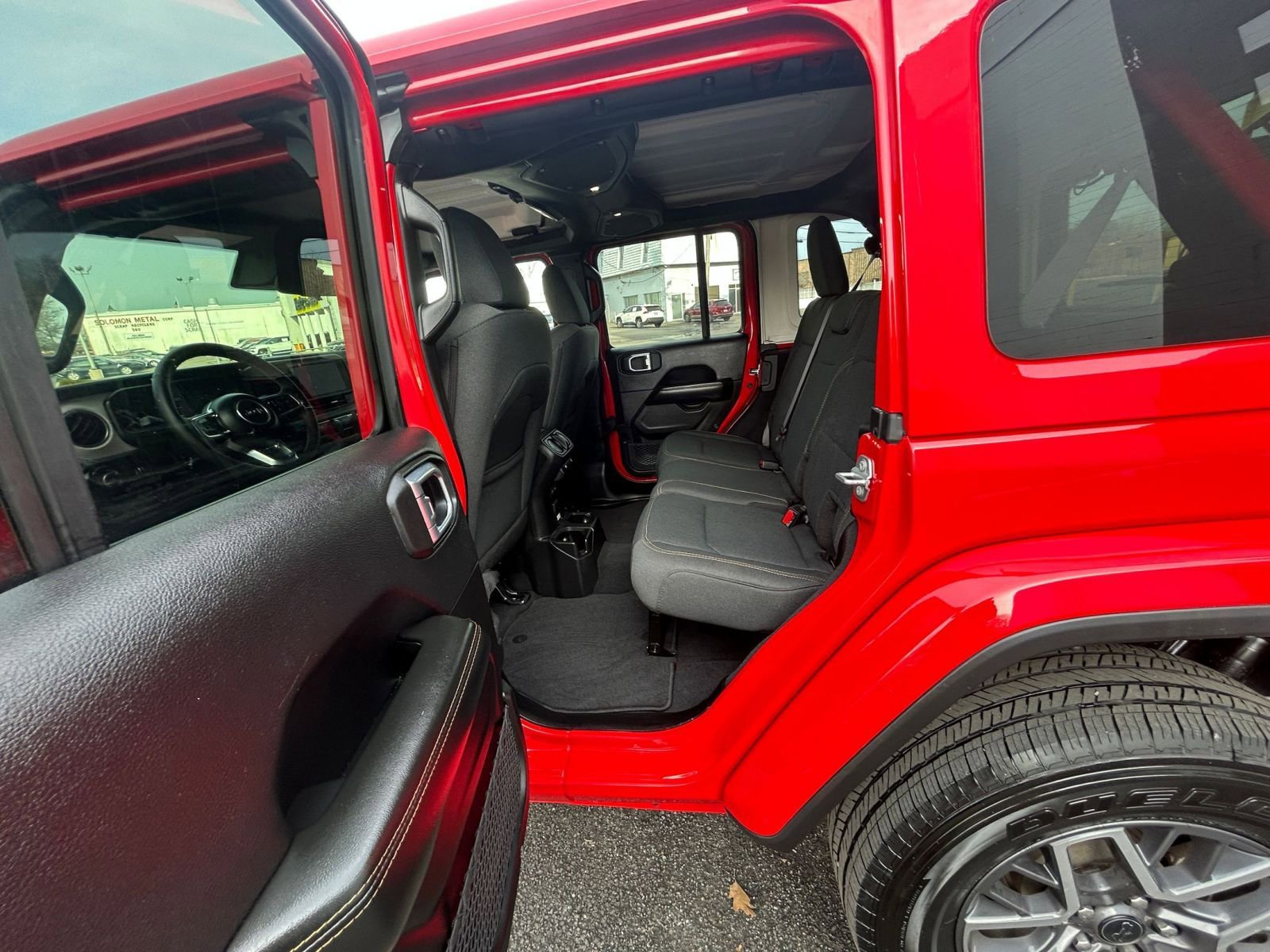 Used 2025 Jeep Wrangler Sahara image 25